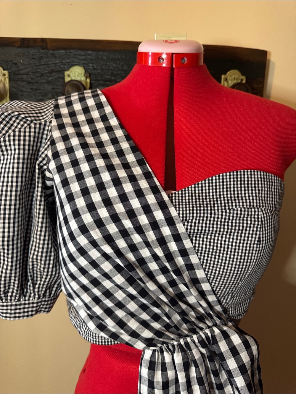 La’ Ros Black and White Gingham One-Shoulder Asymmetrical Draped Puff Sleeve Top - Picture 5 of 15
